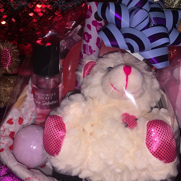 Victoria's Secret Pure Seduction Gift Basket - Picture 1 of 3